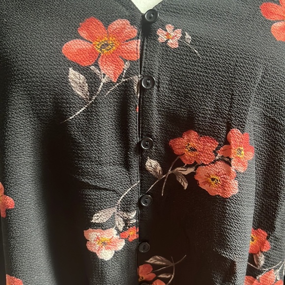 Lush Blouse - Picture 3 of 9